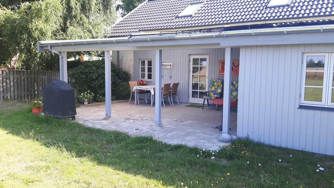 Pelikan Garden 1 Ferielejlighed Max 4 Personer Ved 2 Personer 650,00 Ekstra Personer 150,00 Kr Ekstra Stege Bagian luar foto